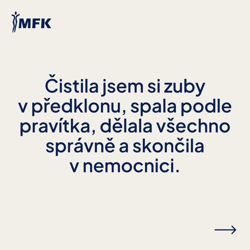 Úvodní slide s textem o čištění zubů v předklonu, spánku podle pravítka a hospitalizaci